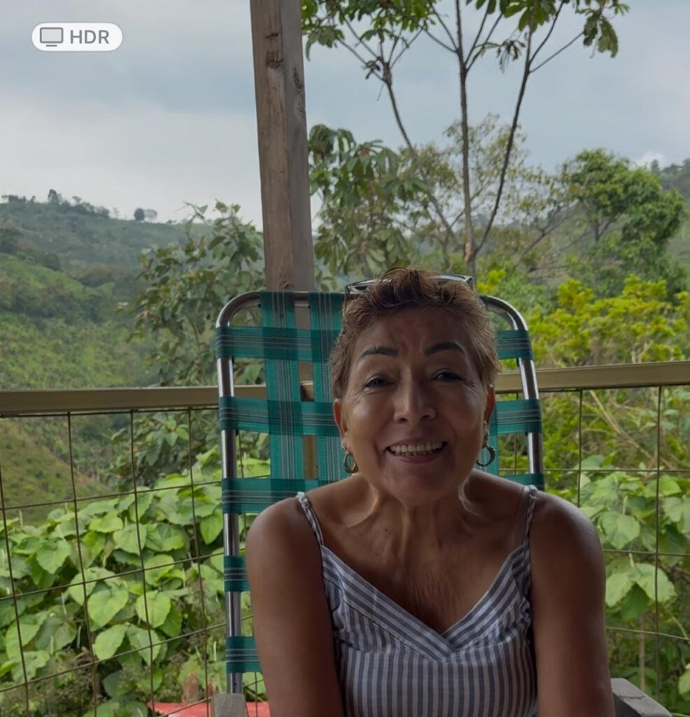recomendacion de una mujer feliz en un hostal en el campo en medio de la naturaleza